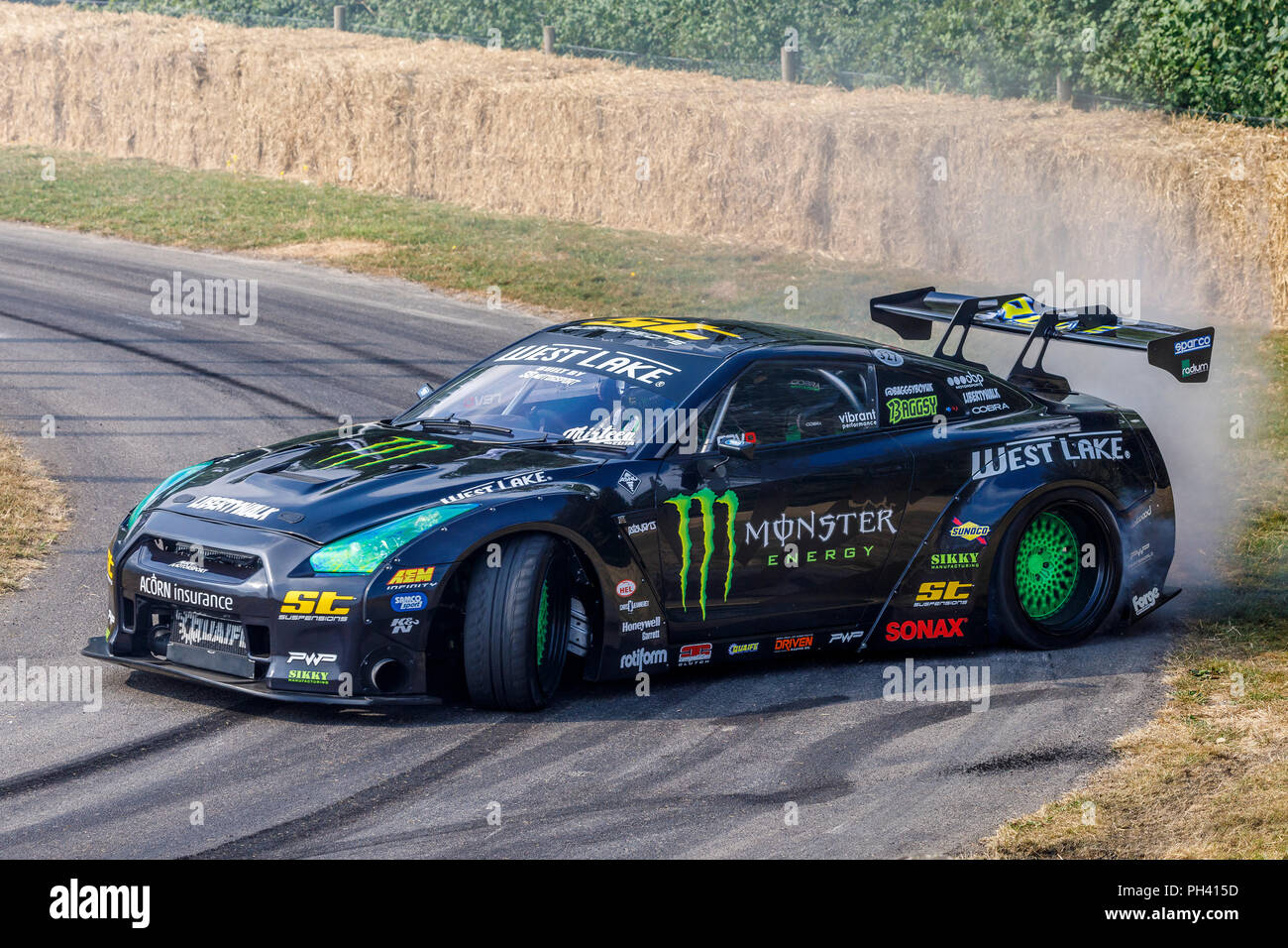 2017 Nissan GT-R voiture de dérive avec Steve Biagioni au Goodwood Festival of Speed 2017, Sussex, UK. Banque D'Images