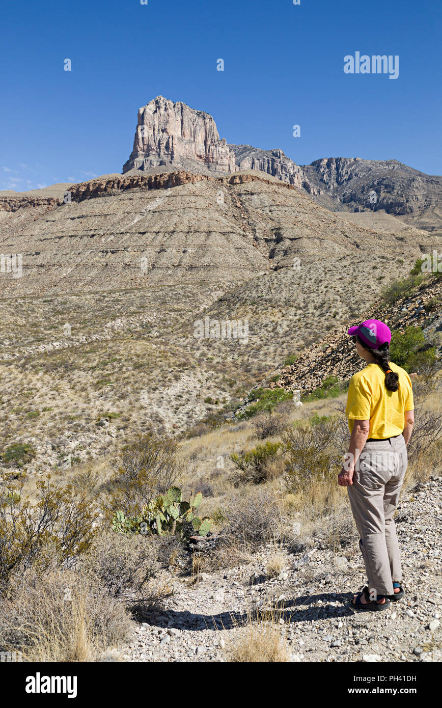 Femme à la Guadalupe Peak, vers El Capitan reef, Texas, États-Unis Banque D'Images