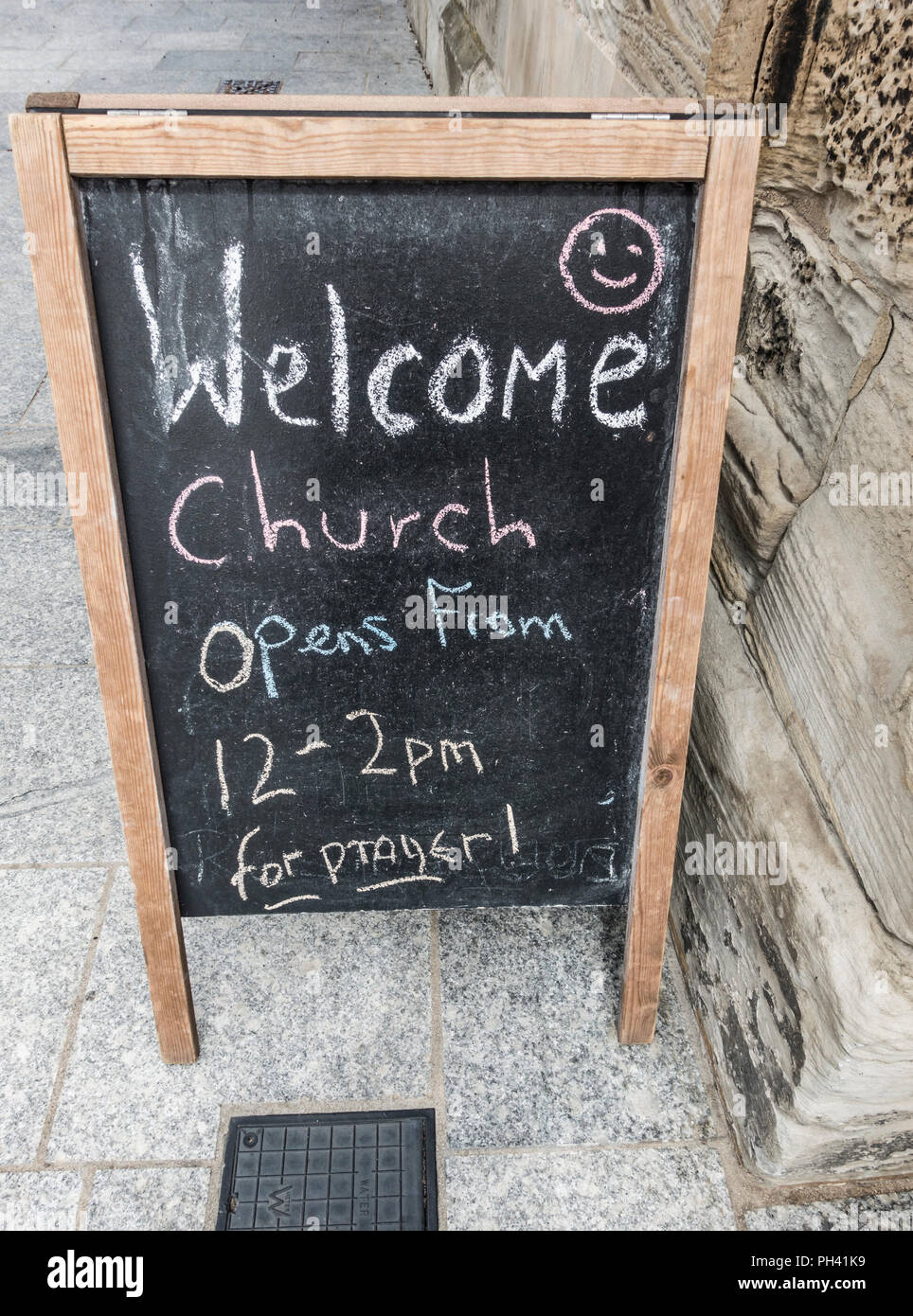 Bienvenue, Eglise ouverte pour la prière de l'église enseigne à l'extérieur en Angleterre. UK Banque D'Images