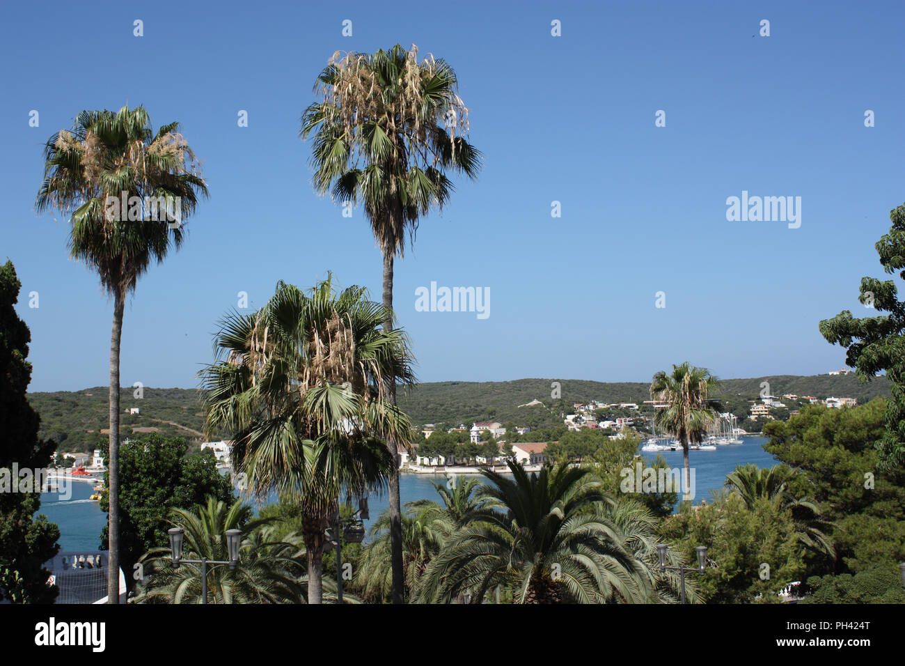 L'Espagne. Îles Baléares. Minorque. Mahon. Voir l'ensemble du port depuis le centre ville. Banque D'Images