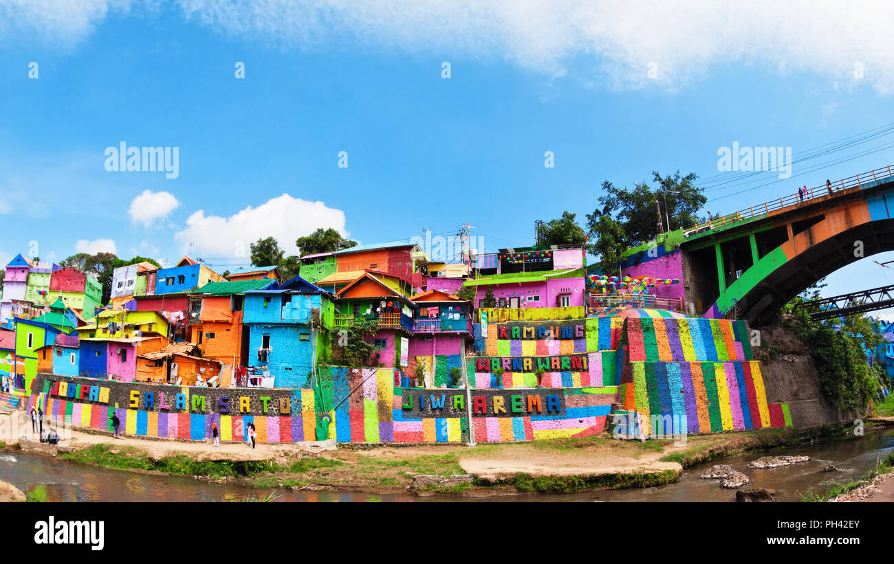 Malang, Indonésie - Juillet 12, 2018 : Avis d'Jodipan ( village Kampung Warna Warni ) avec entrée privée pancarte colorée. Endroit populaire à visiter dans la ville Banque D'Images