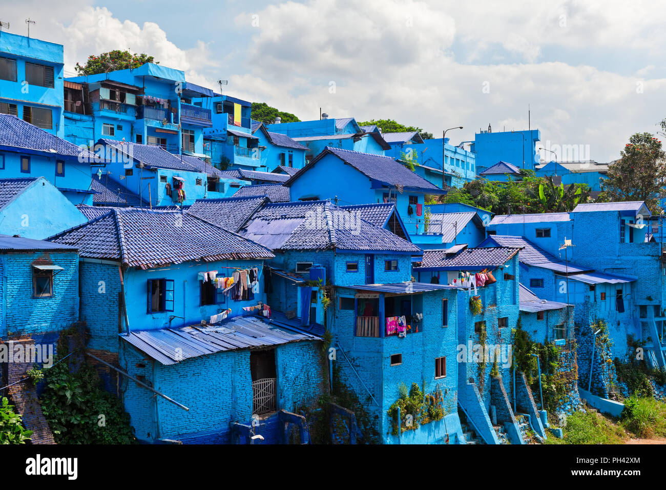 Vue panoramique sur village avec de vieilles maisons peintes en bleu. Endroit populaire à visiter pour la visite de la ville sur les vacances en famille. Destination Voyage à Malang Banque D'Images