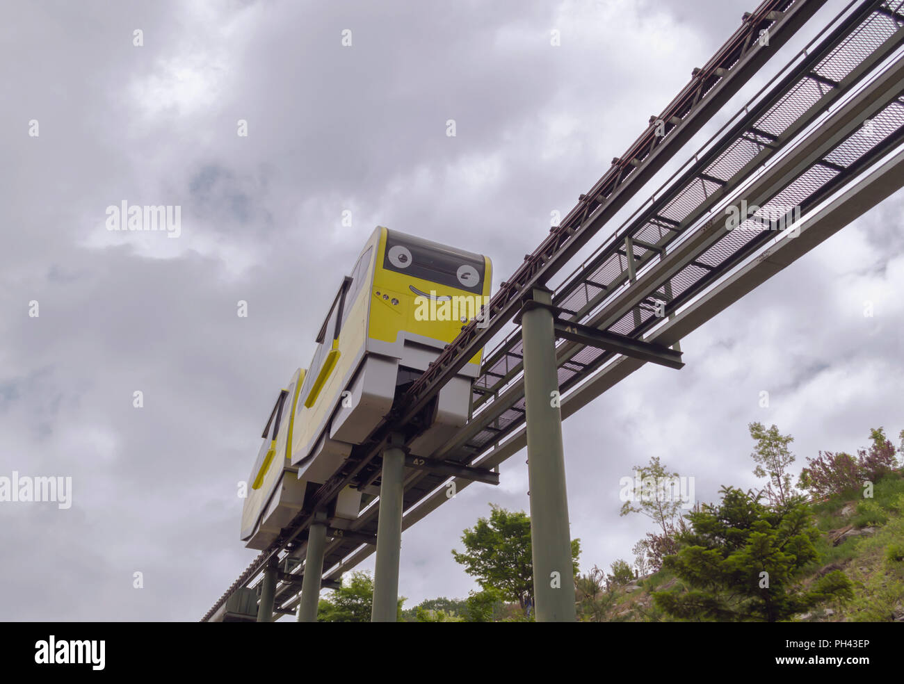 Vue de dessous du monorail train jaune avec un ciel sombre dans l'arrière-plan sur l'Art de la Corée du Sud de la vallée de Pocheon Banque D'Images