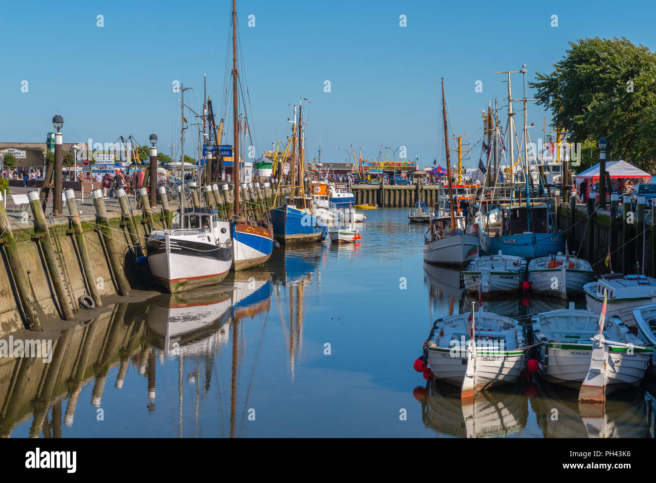 Scène de port avec des bateaux de pêche, villégiature, Büsum, Dithmarschen, Schleswig-Holstein, Allemagne, Europe Banque D'Images