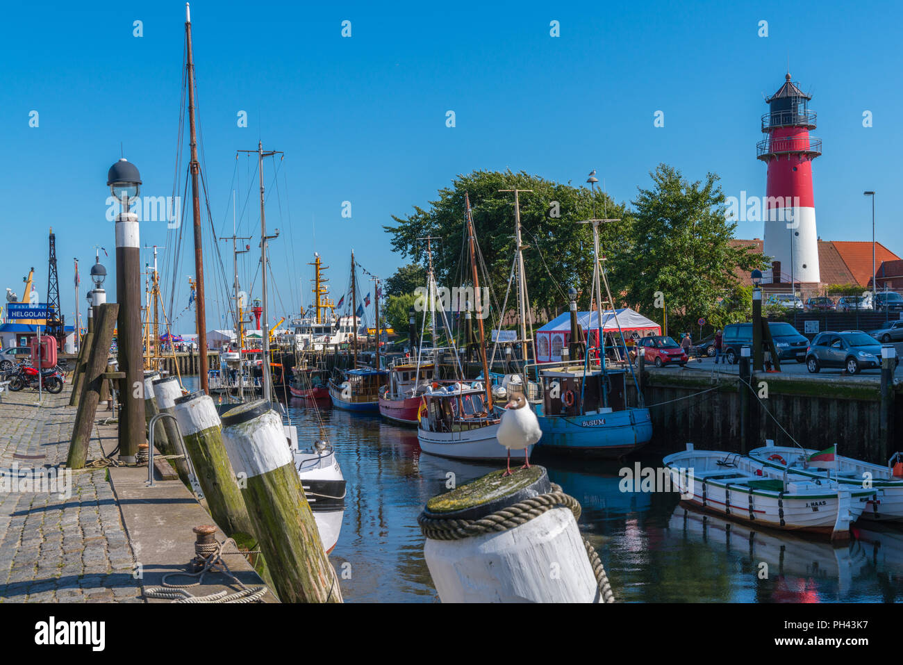 Scène de port avec des bateaux de pêche, phare, Holiday Resort, Büsum, Dithmarschen, Schleswig-Holstein, Allemagne, Europe Banque D'Images