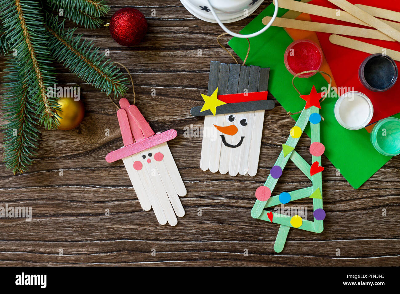 Décoration de Noël ou cadeau de Noël en bois - Bonhomme de neige, sapin et  le Père Noël. Fait main. Projet de la créativité des enfants, artisanat, l' artisanat fo Photo Stock -