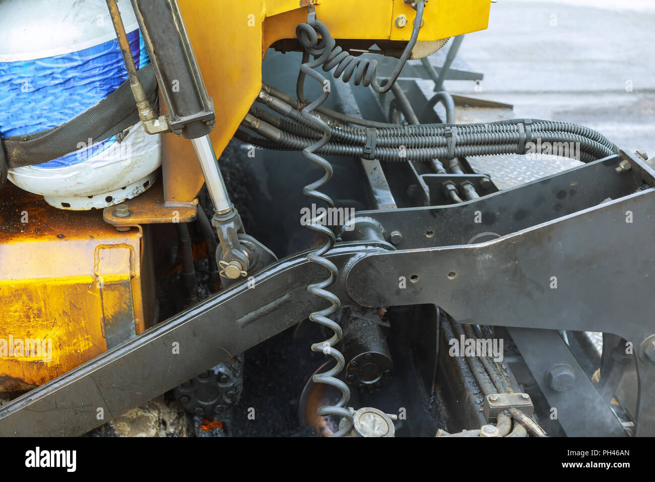 Finisseur d'asphalte machine au cours de la construction de routes, la construction de routes la première couche d'asphalte. Banque D'Images