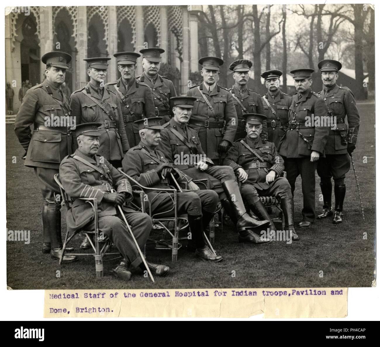 Le personnel médical de l'Hôpital général pour les troupes indiennes, Pavillon et Dome, Brighton. H. D. Photographe Girdwood. . Banque D'Images