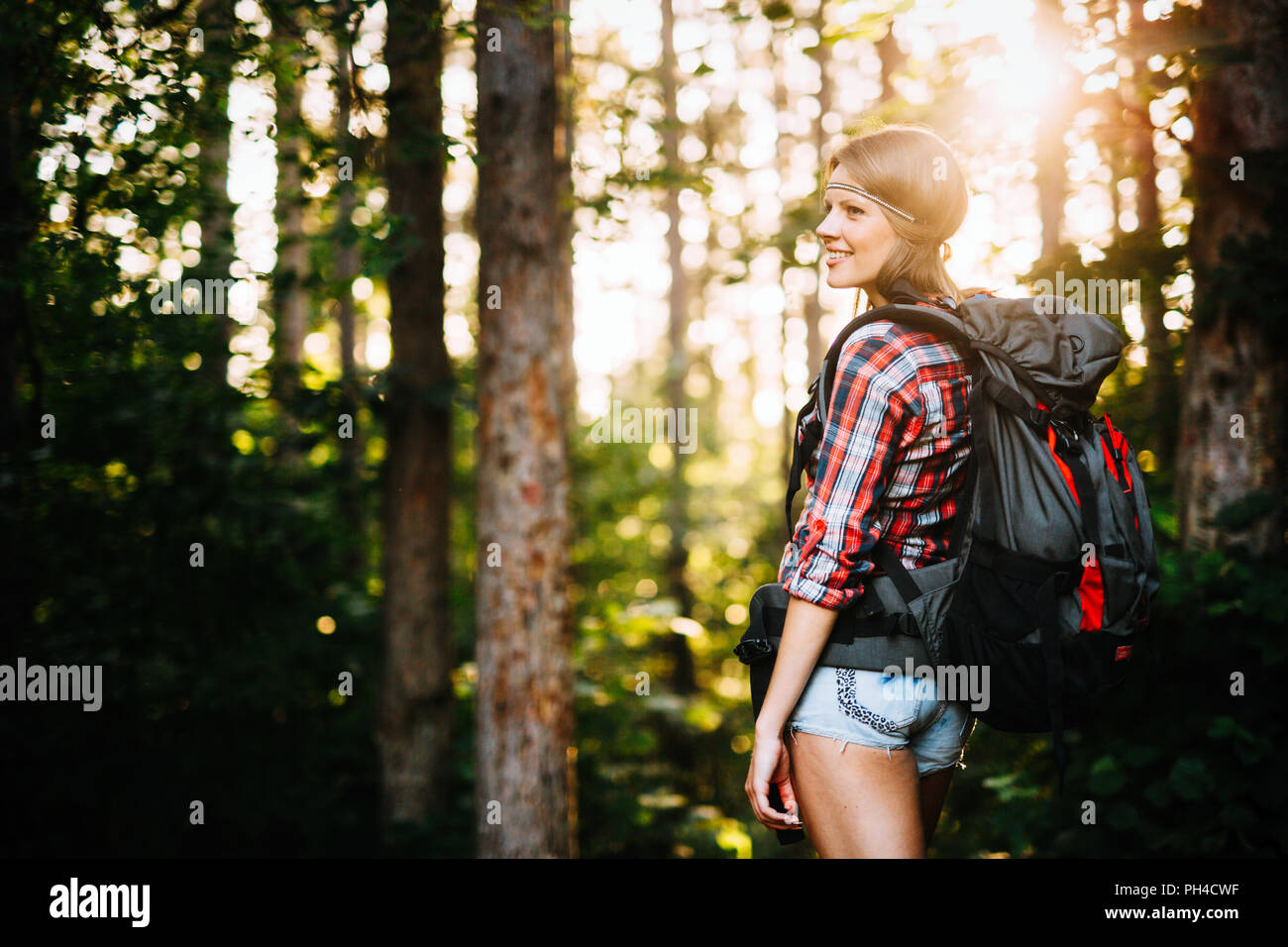 Femme backpacker sur piste forestière Banque D'Images