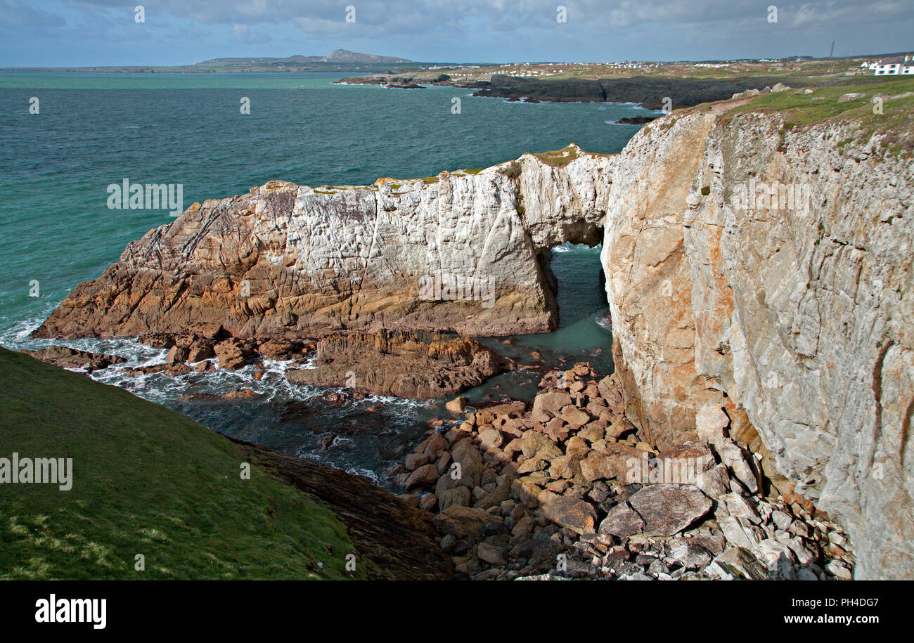 Bwa Gwyn arch la mer sur la côte d'Anglesey, dans le Nord du Pays de Galles Banque D'Images