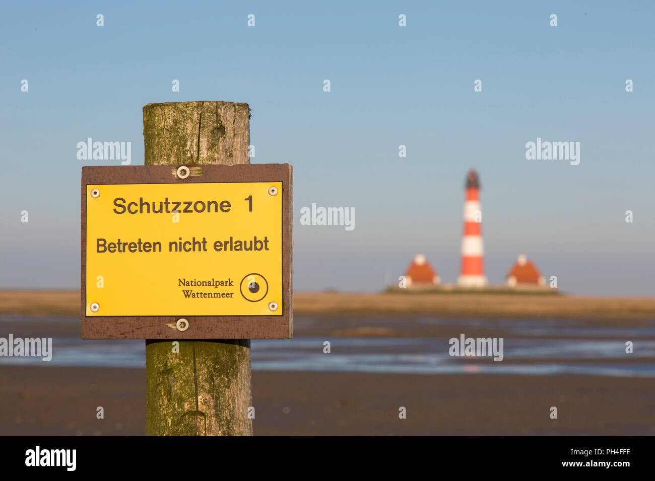 Panneau indiquant la Zone de Protection 1 en face de Westerheversand phare dans les marais salés. Presqu'île d'Eiderstedt, Frise du Nord, Allemagne Banque D'Images Panneau indiquant la Zone de Protection 1 en face de Westerheversand phare dans les marais salés. Presqu'île d'Eiderstedt, Frise du Nord, Allemagne Banque D'Images