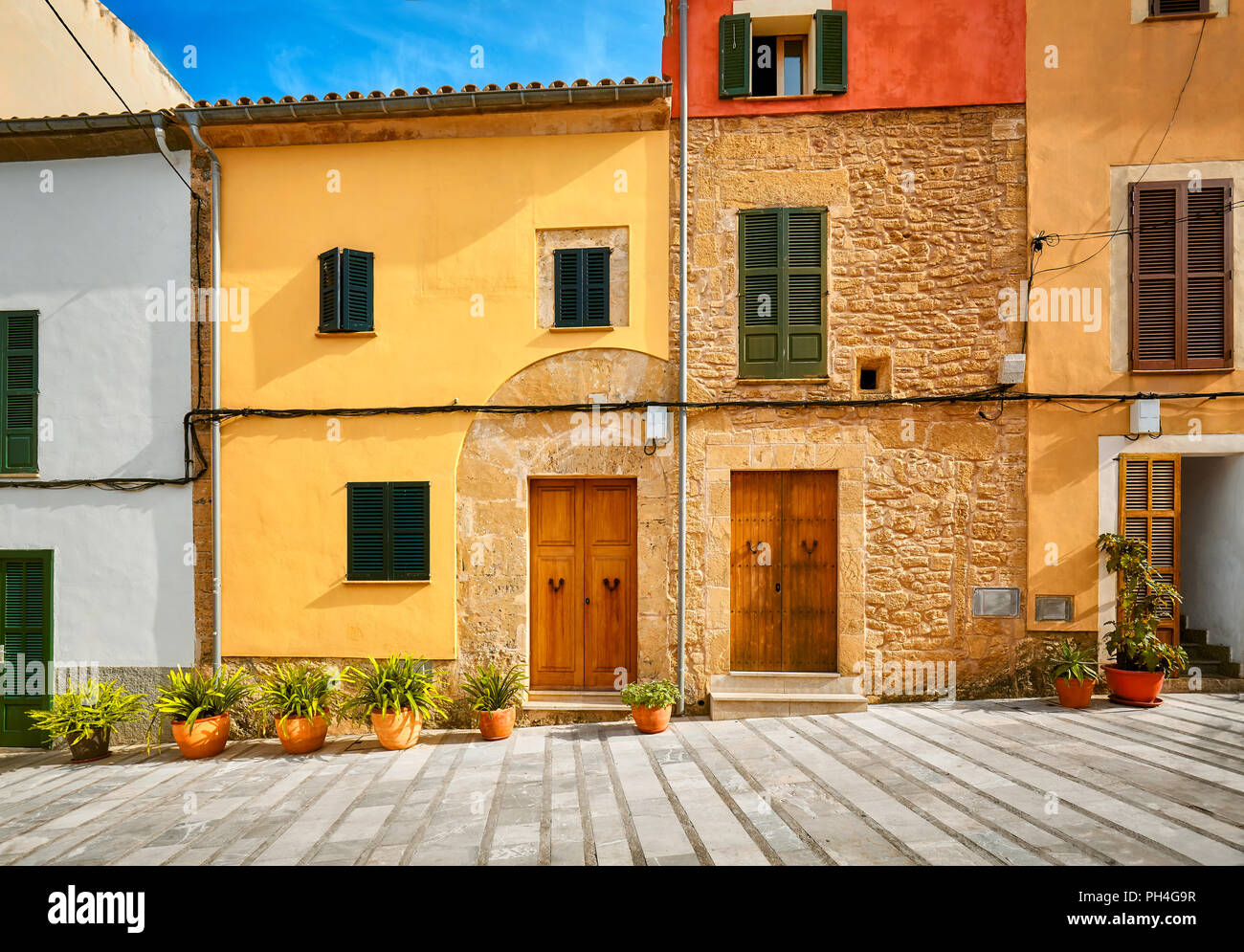 Dans la rue pittoresque de la vieille ville d'Alcudia, Mallorca, Espagne. Banque D'Images
