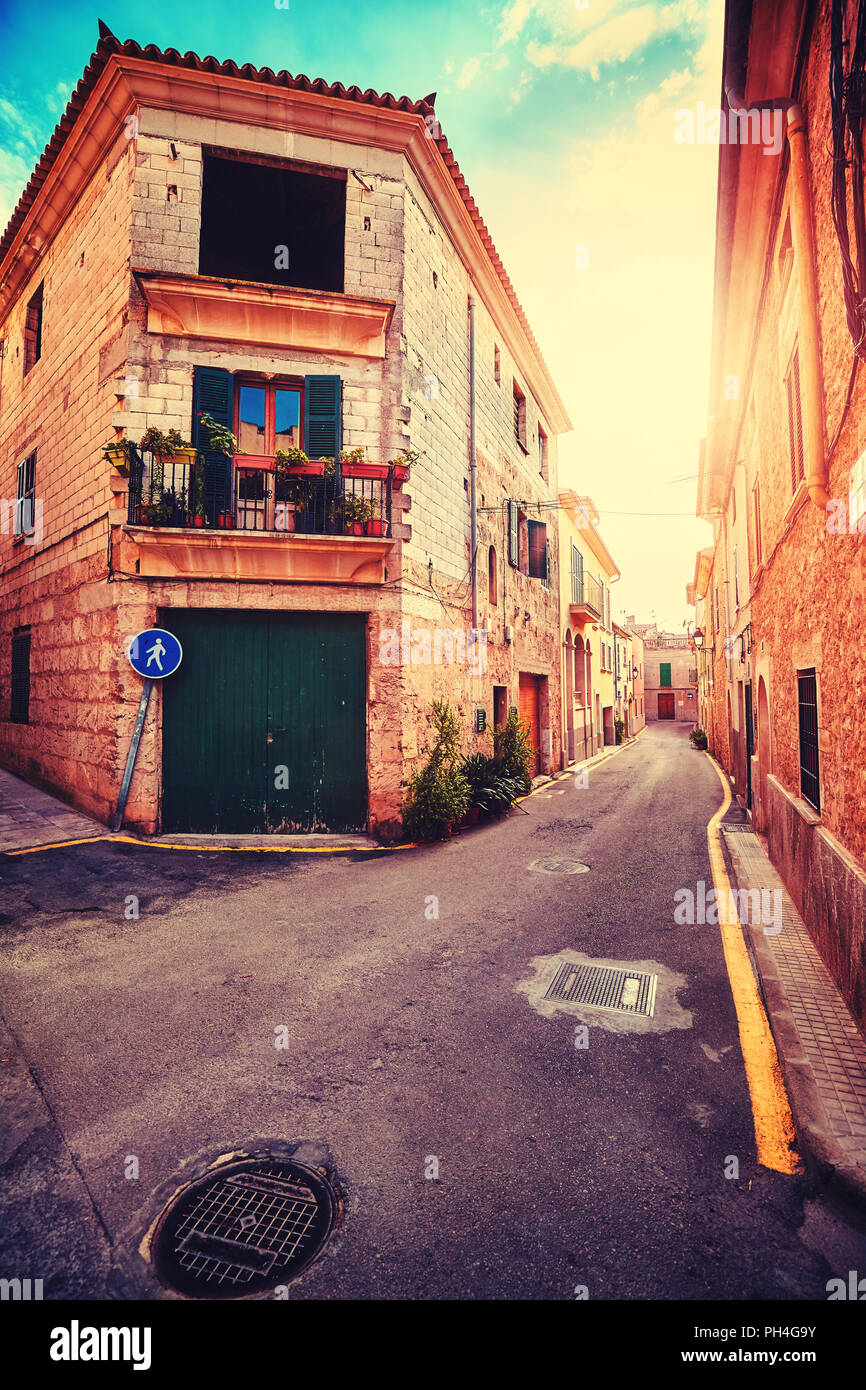 Stylisé Vintage rue étroite à Alcudia vieille ville au coucher du soleil, Mallorca, Espagne. Banque D'Images