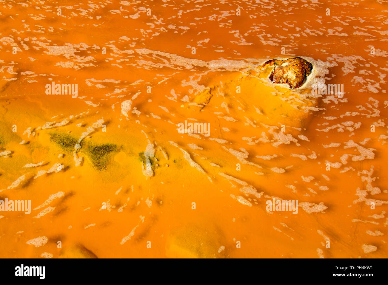 La couleur particulière de l'eau et la boue de la rivière Odiel, près des mines de Riotinto, dans la province de Huelva, Espagne Banque D'Images