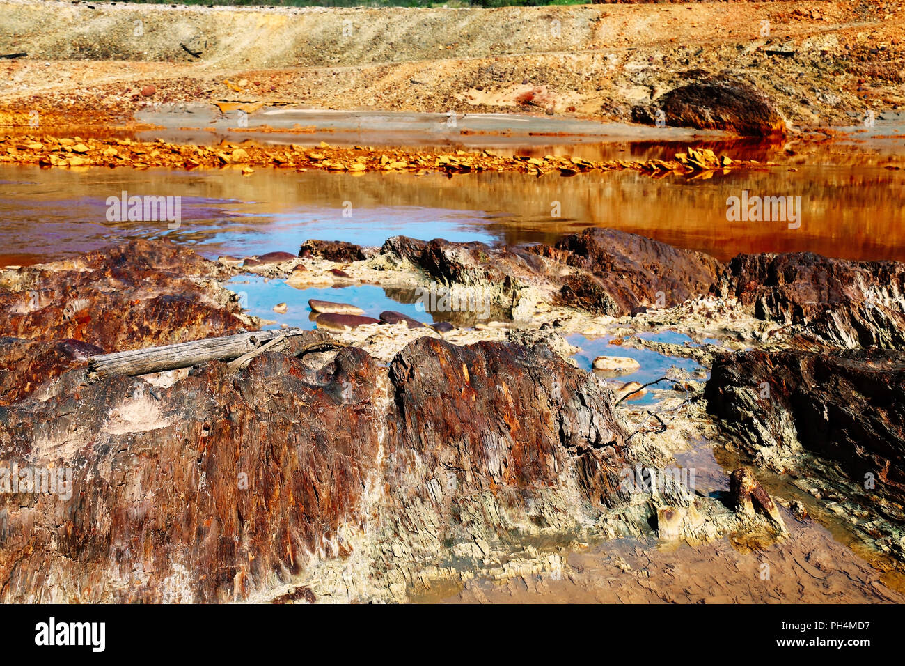 Couleur spectaculaire de les rives de la rivière Odiel, près des mines de Riotinto, dans la province de Huelva, Espagne Banque D'Images