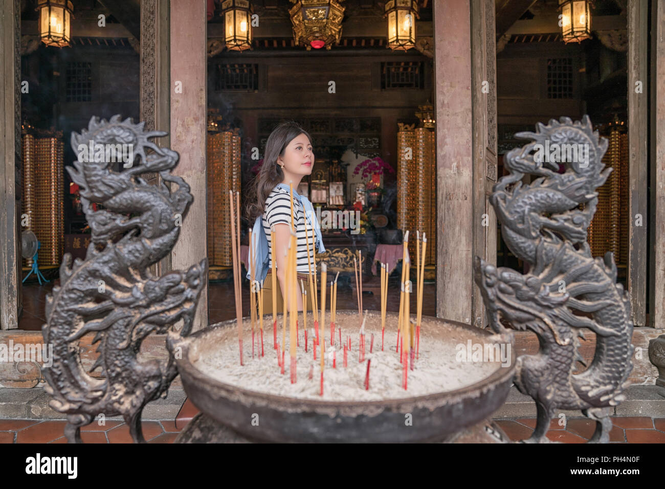 Femme asiatique dans le temple. Le rituel de finition pour l'adoration des dieux. Banque D'Images