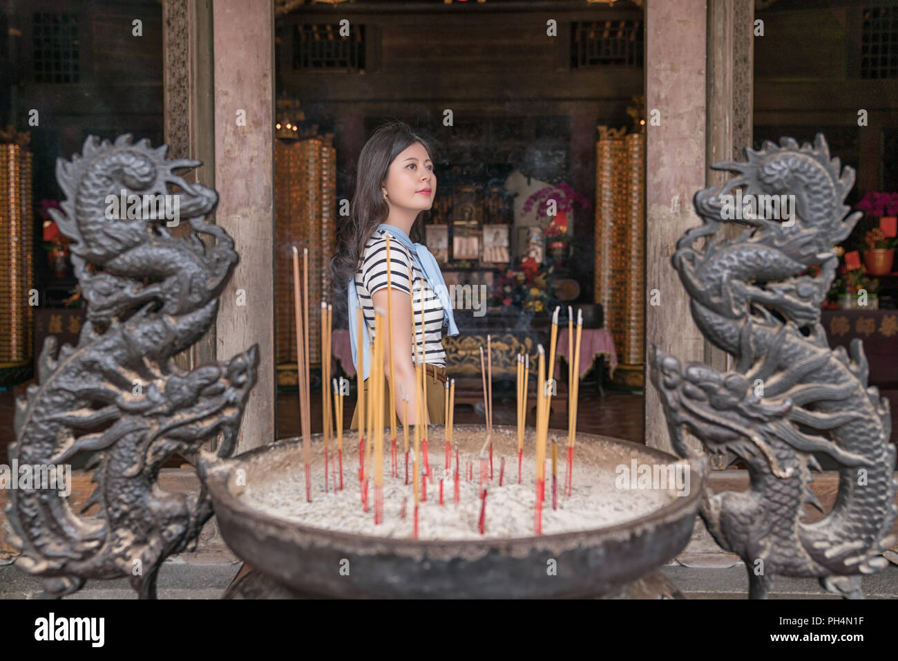Madame asiatique finir le rituel dans le temple un jour saint. Banque D'Images