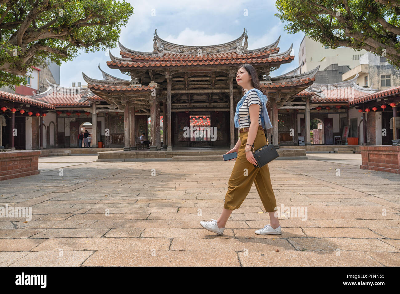 Balades touristiques asiatiques au temple. cherchez un endroit à visiter. Banque D'Images
