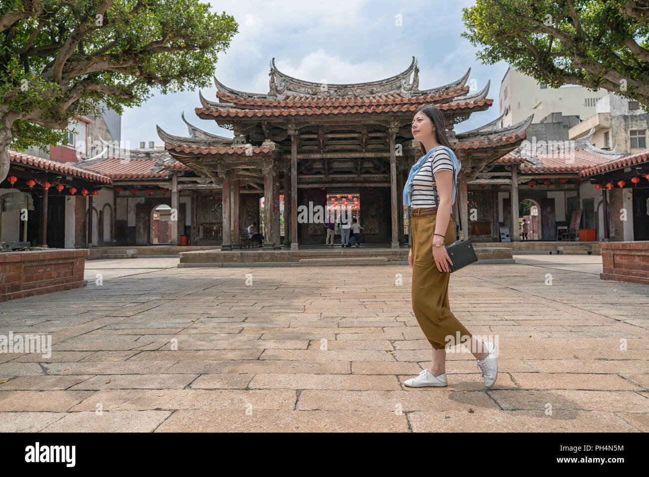 Femme Asiatique visiter l'ancien temple. Temple de Longshan à Lukang Banque D'Images