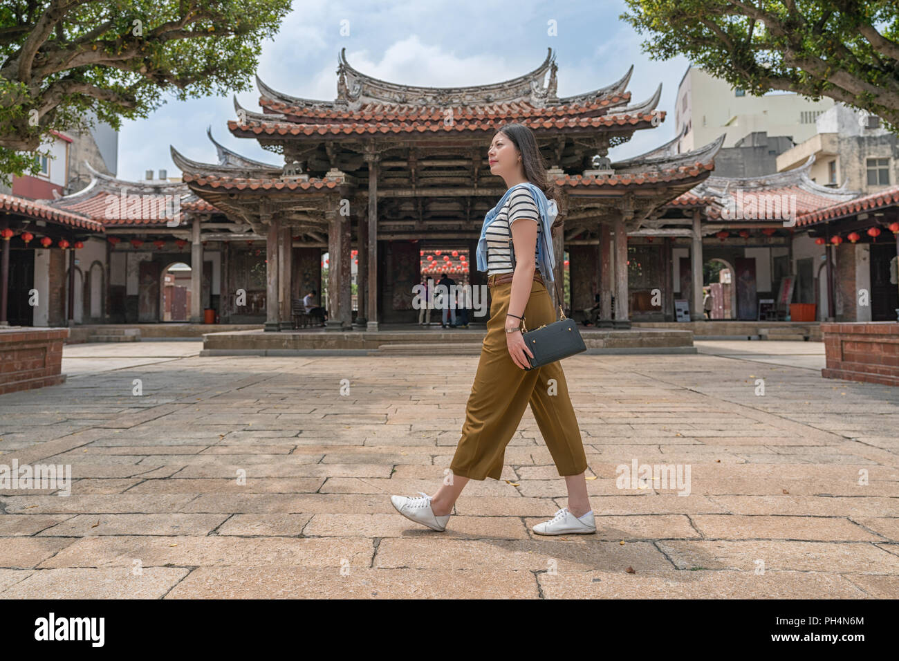Jolie femme asiatique une visite du temple. visiter art de l'architecture. Banque D'Images