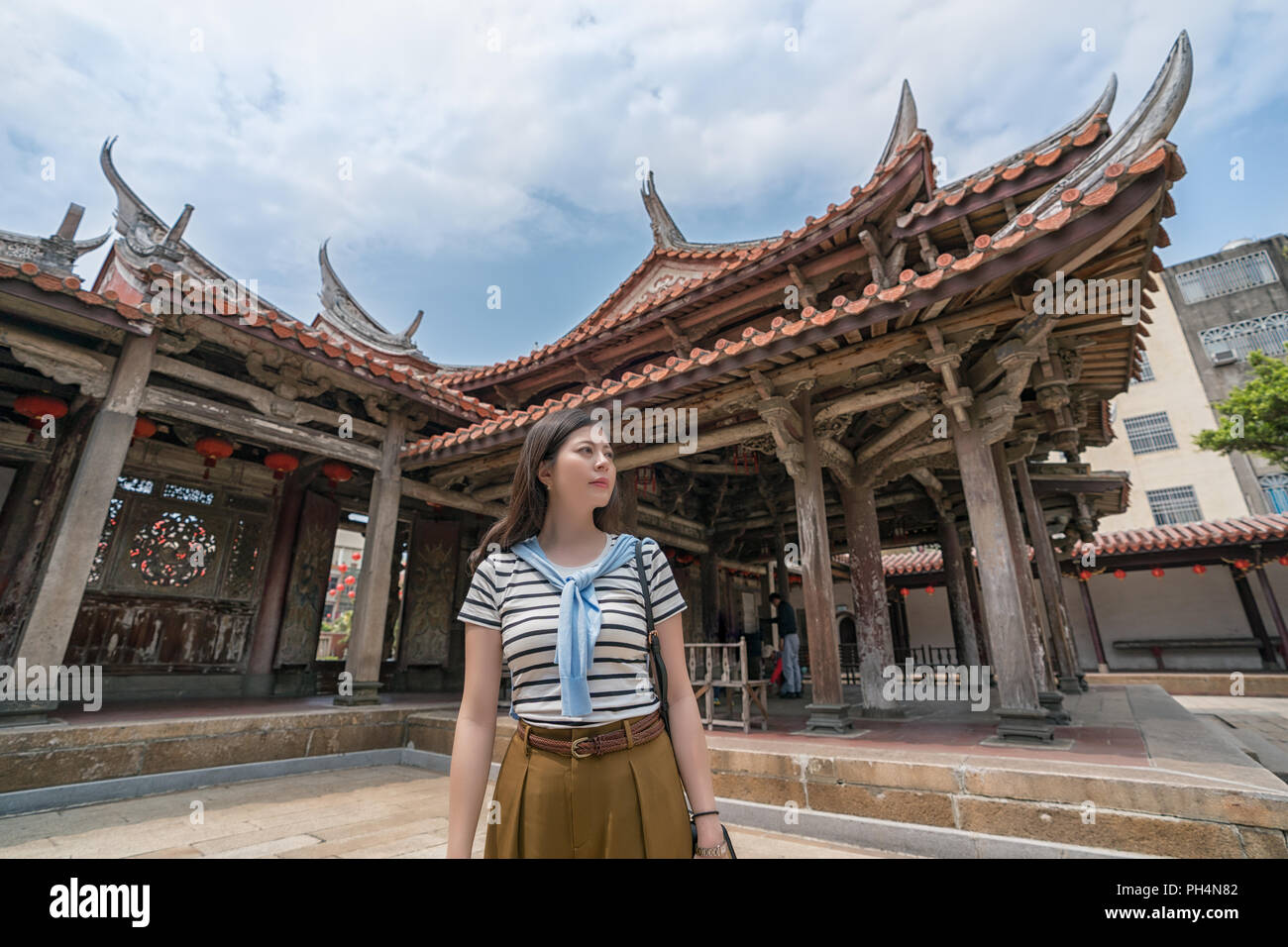 Femmes asiatiques dans le temple avec une vue vers le haut. asian'debout au milieu. Banque D'Images