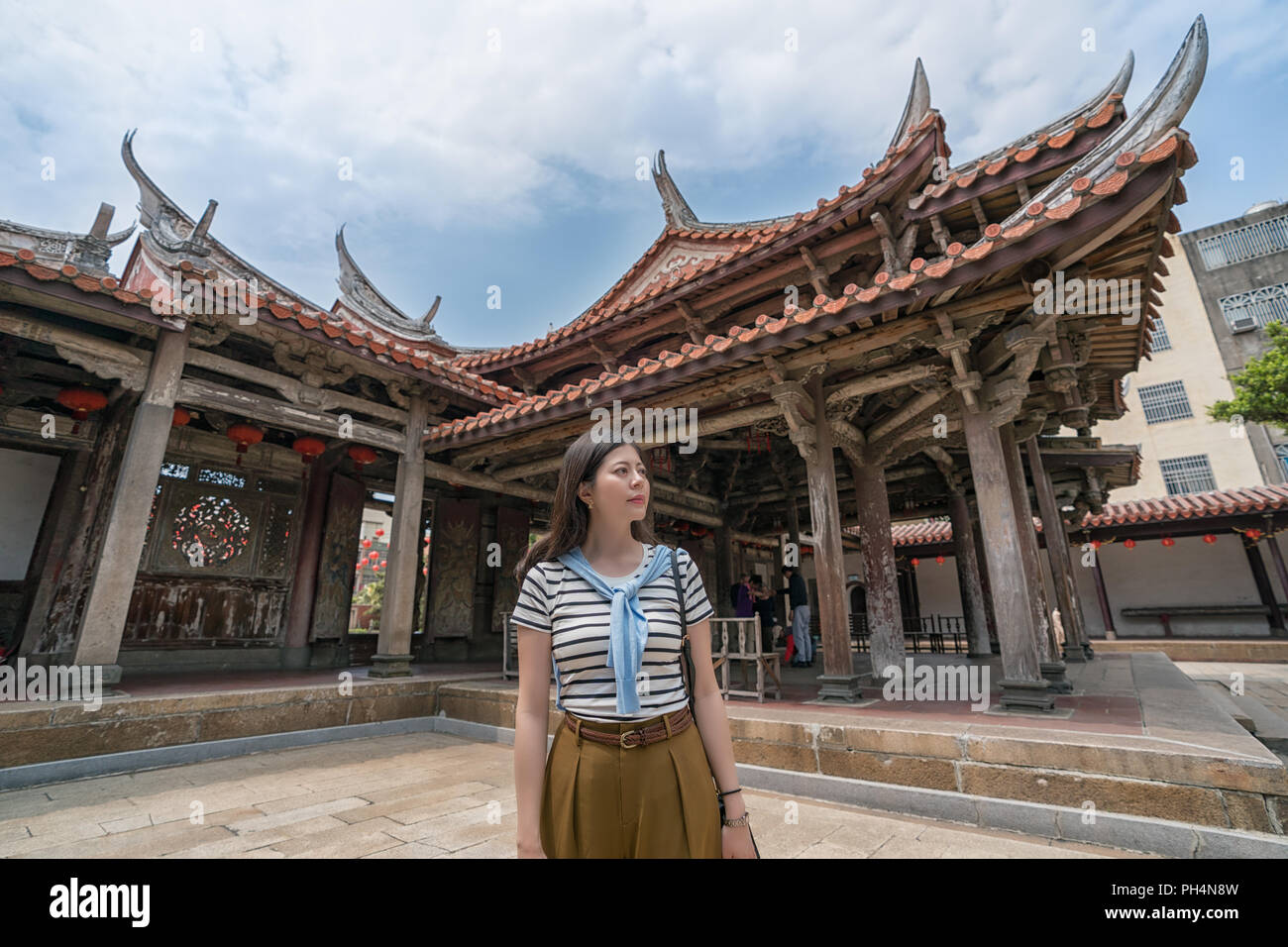 Vue vers le haut des femmes asiatiques en visitant le temple. Tourisme à Taiwan Banque D'Images