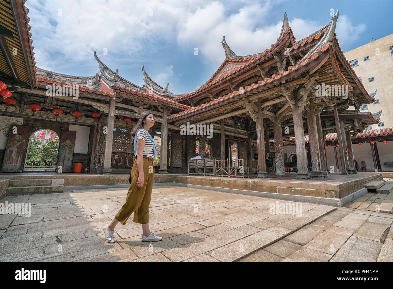 Vue de côté de la marche dans l'immeuble. asian female syndicat faisant une visite Banque D'Images