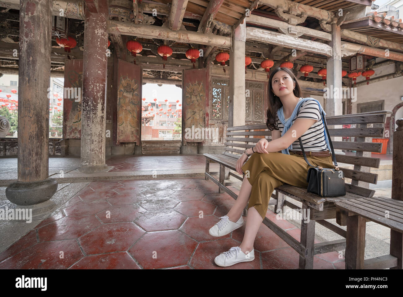 Assis dans le vieux banc building Lukang. Vue sur toute la longueur des femmes asiatiques Banque D'Images