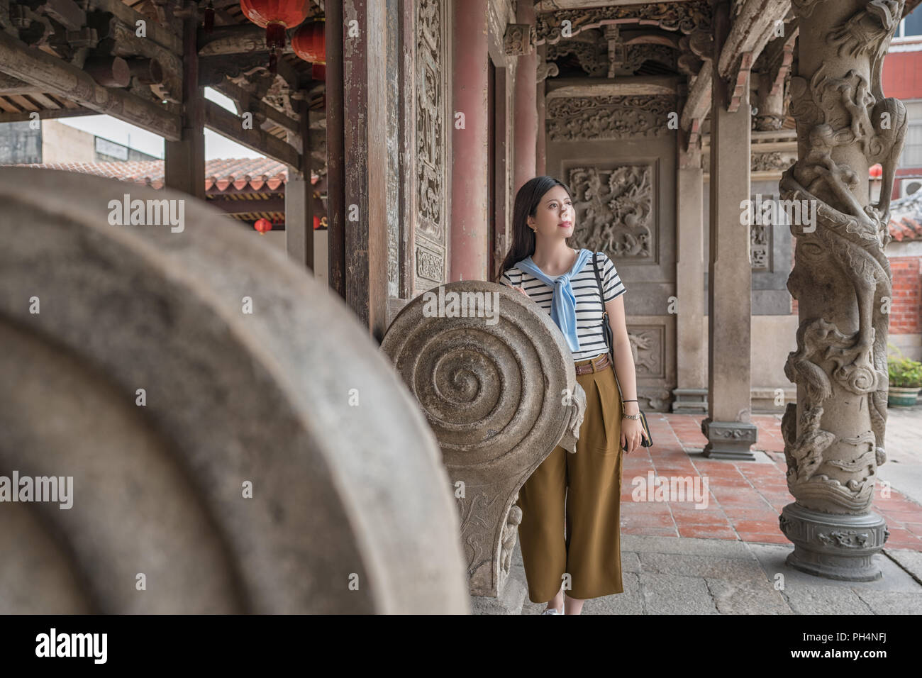 Visiteur asiatique standin en temple de Longshan. une vue touristique à lukang. Banque D'Images