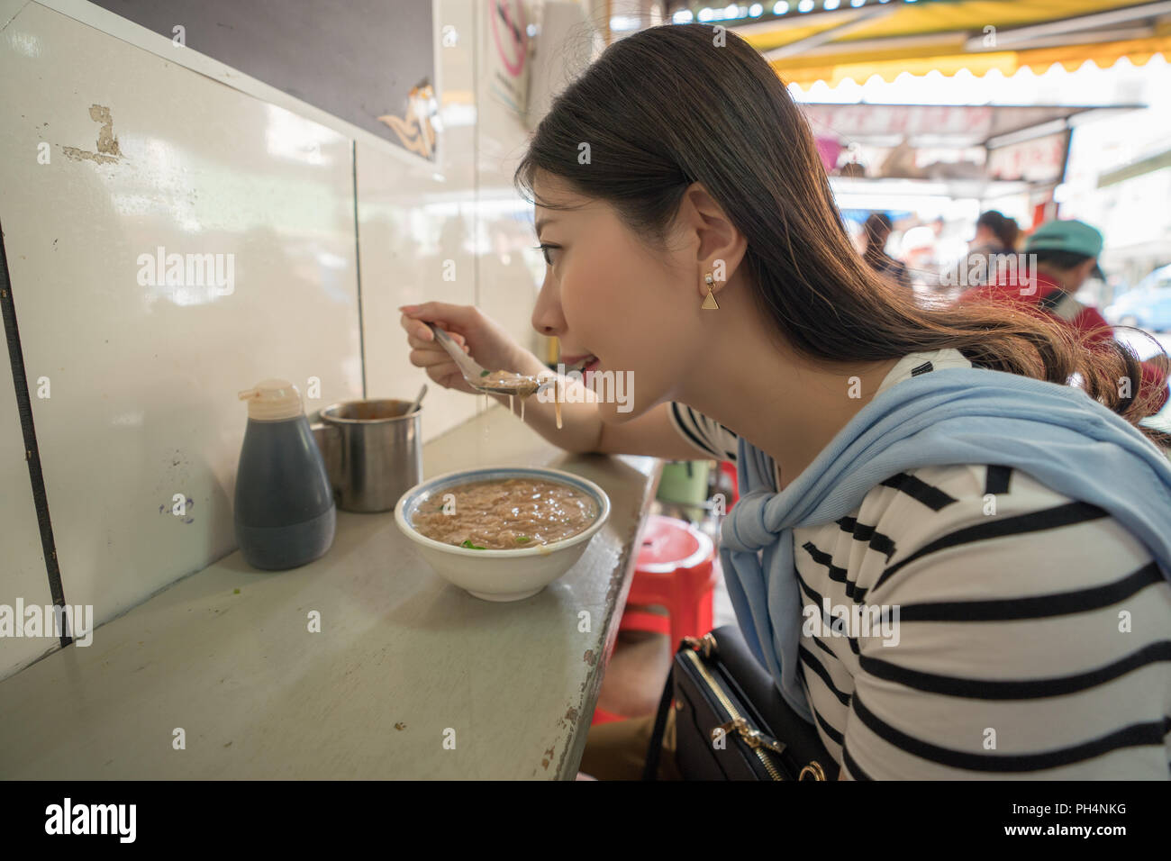 Femme mangeant dans traditioanl marché Old street. Lukang Temple Tianhou Banque D'Images