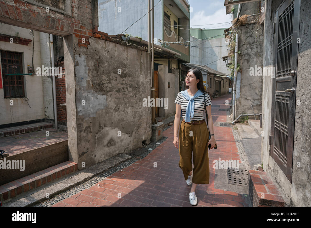 Belle femme marche dans la vieille rue. Des visites dans les pays d'Asie, Taiwan Banque D'Images