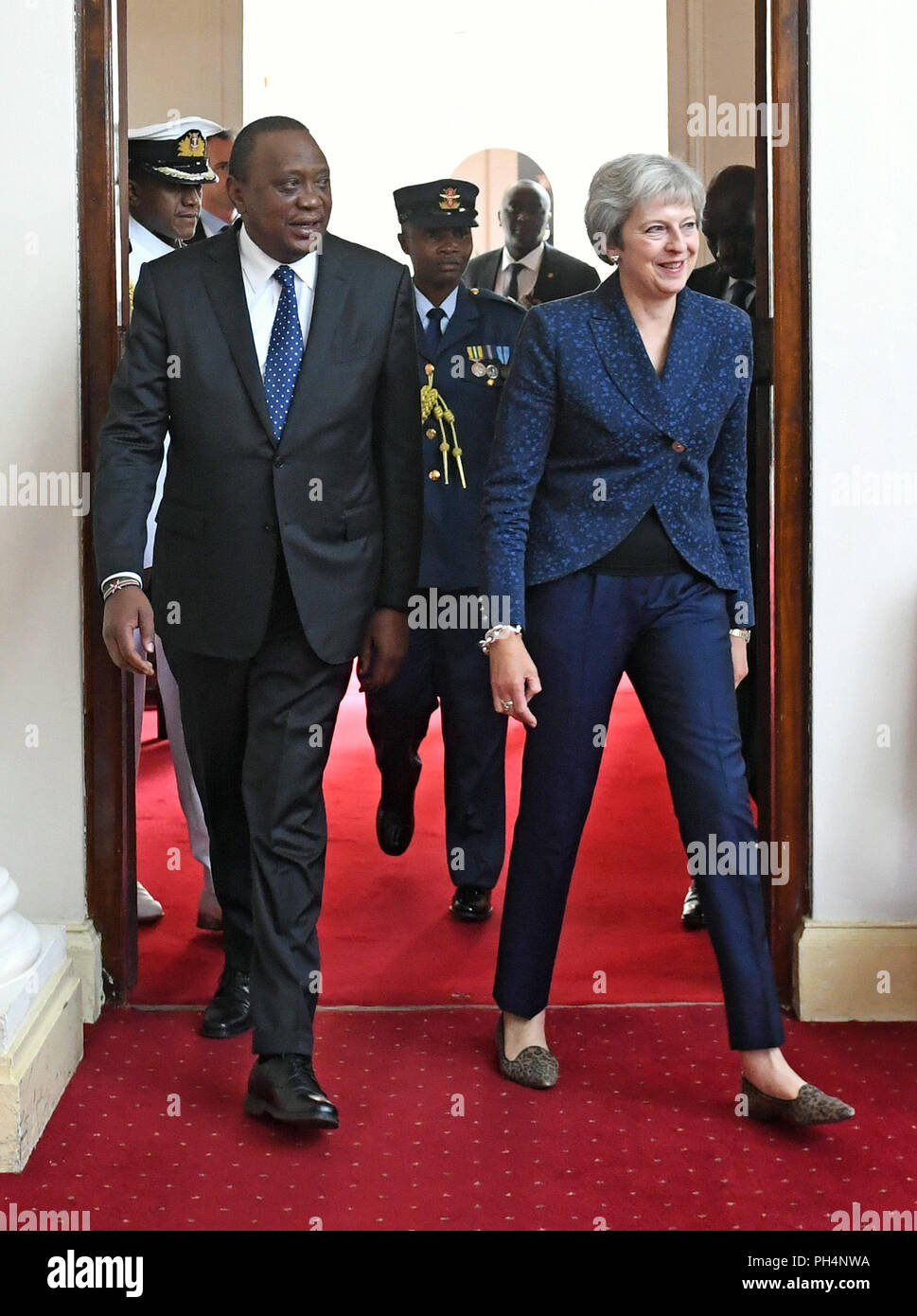 Premier ministre Theresa mai avec le président du Kenya Uhuru Kenyatta à la State House à Nairobi, le troisième jour de sa visite en Afrique. ASSOCIATION ESS Photo. Photo date : Jeudi 30 août 2018. Voir l'histoire de l'Afrique. LA POLITIQUE PA Crédit photo doit se lire : Stefan Rousseau/PA Wire Banque D'Images