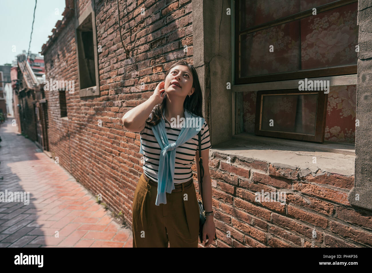 Standin dans l'allée à l'ascension à la vue. avec un fond de maisons en briques. Banque D'Images