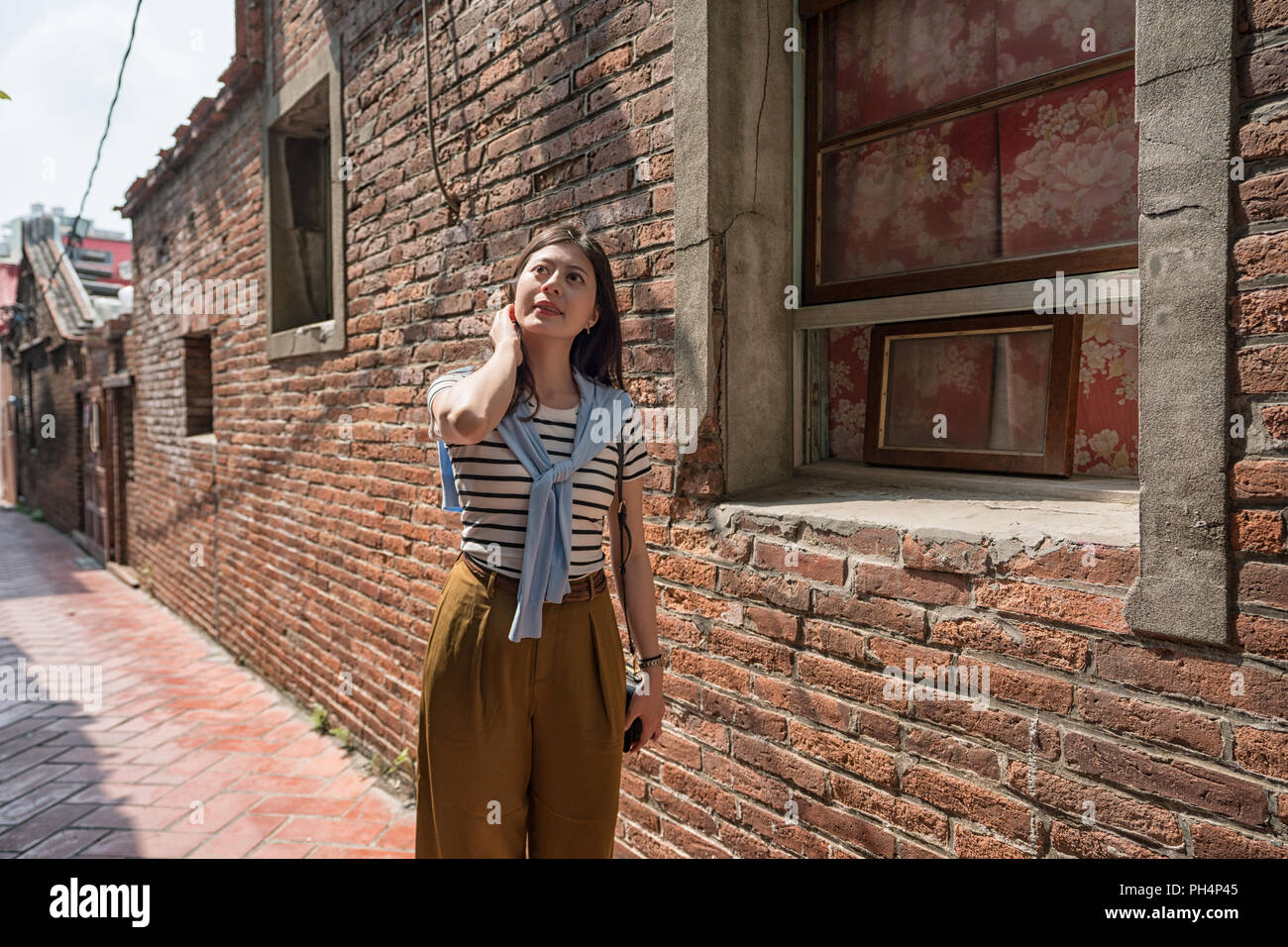 Visite de la vieille rue chinois. entouré de maisons birck. Banque D'Images