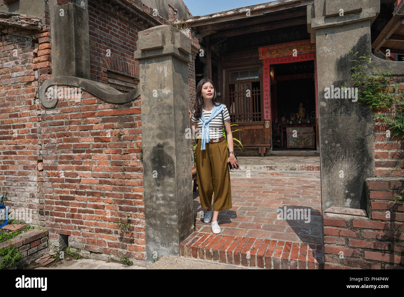 Debout dans l'ancienne maison tranditional. asian woman en se rendant à l'un de la plus ancienne maison. Banque D'Images