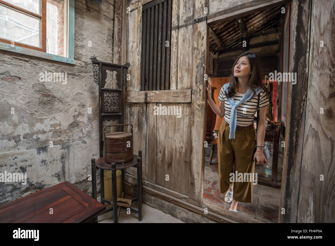 Sites touristiques la vieille femme ancien bâtiment.surroung furnitune par l'ancien et le bois. Banque D'Images