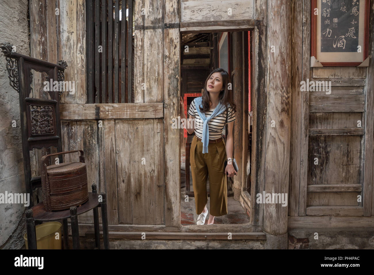 Visite de la vieille femme de chambre chinoise. avec de vieux meubles et décoration. Banque D'Images