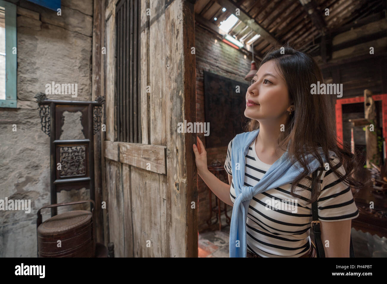 Jolie femme visiter la vieille maison chinoise. avec de vieux meubles et décoration. Banque D'Images