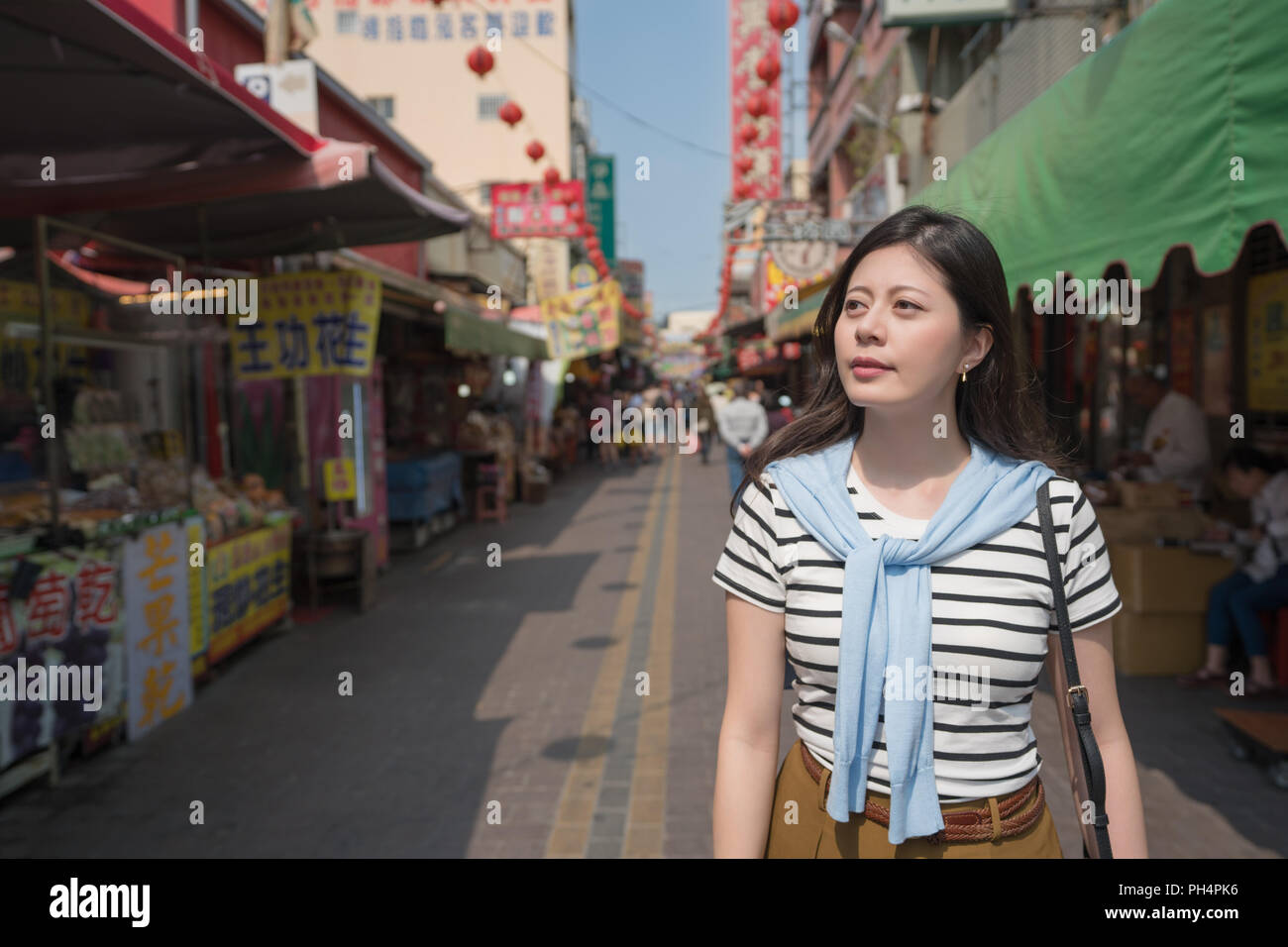 Asian woman visiter le marché traditionnel à Taiwan. par le fond de cale et les gens. Banque D'Images