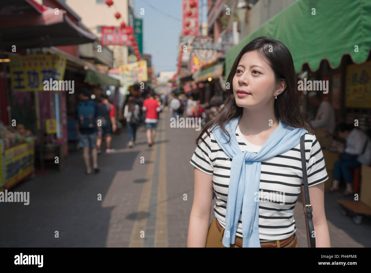 Asian female smiling et à visiter le marché traditionnel. par le fond de cale et de la foule. Banque D'Images