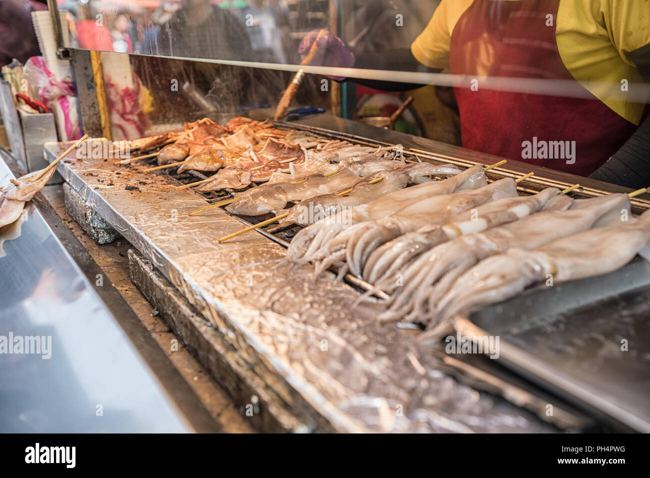 L'alimentation de rue en visite dans les marchés traditionnels de cuisson du vendeur. les aliments sur la cuisinière Banque D'Images