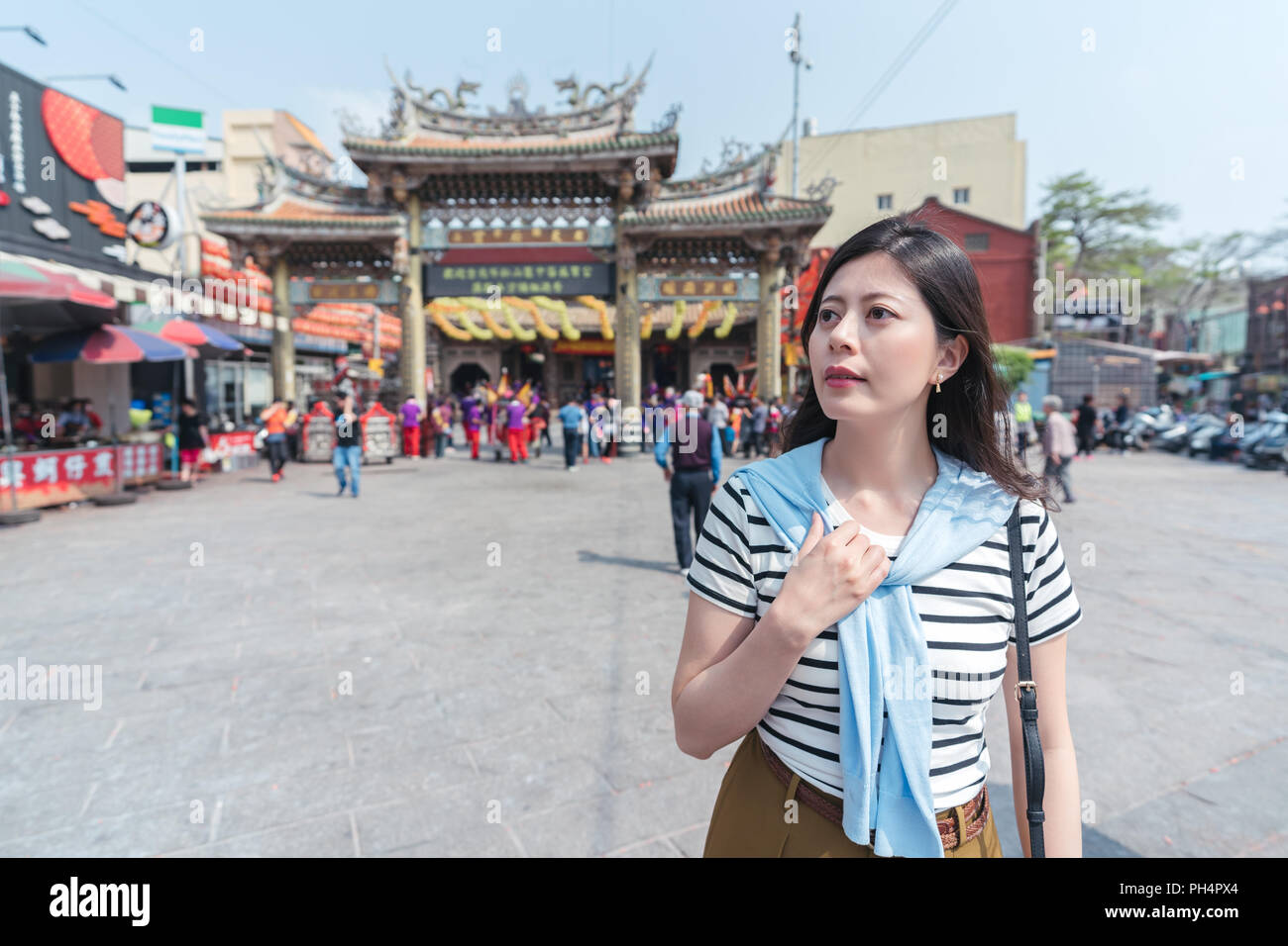 Asian woman standing in front du temple. à à quelque part. Banque D'Images