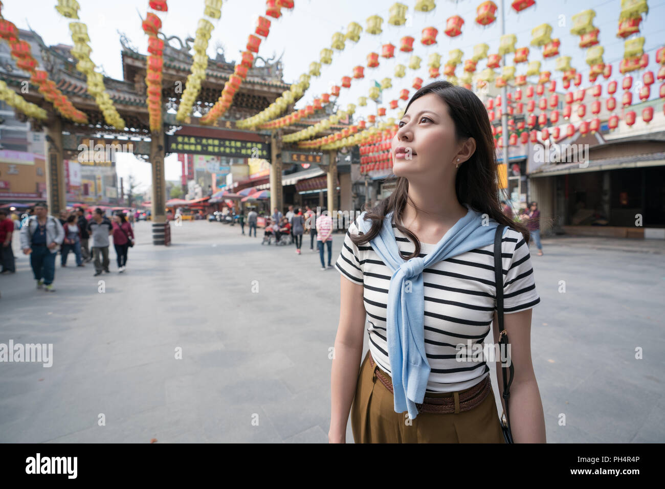 Femme se rendant sur le temple à Taiwan. par l'arrière-plan de construction traditionnelle. Banque D'Images
