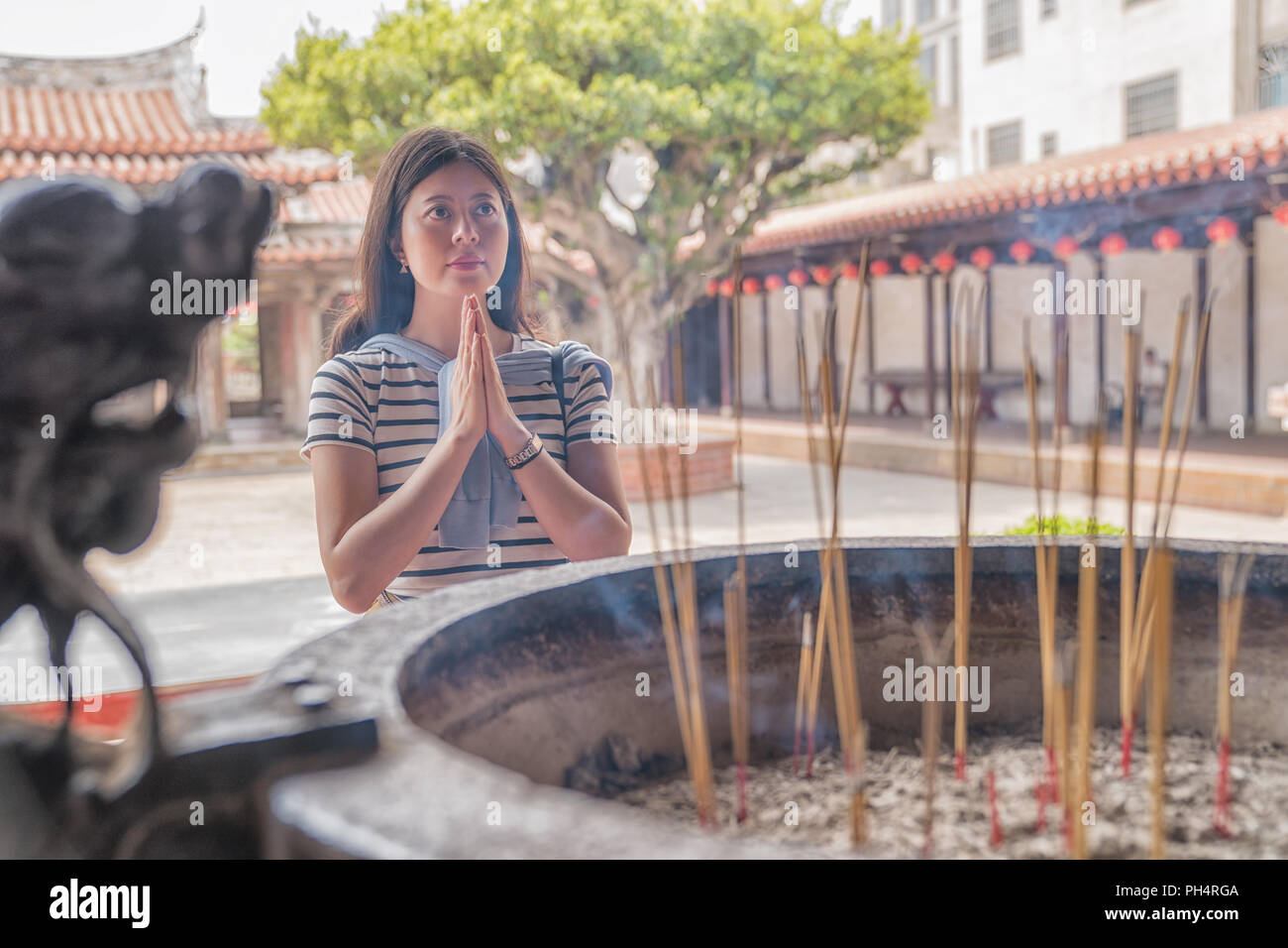 Belle asiatique femme en prière. Adorant sa foi. Banque D'Images