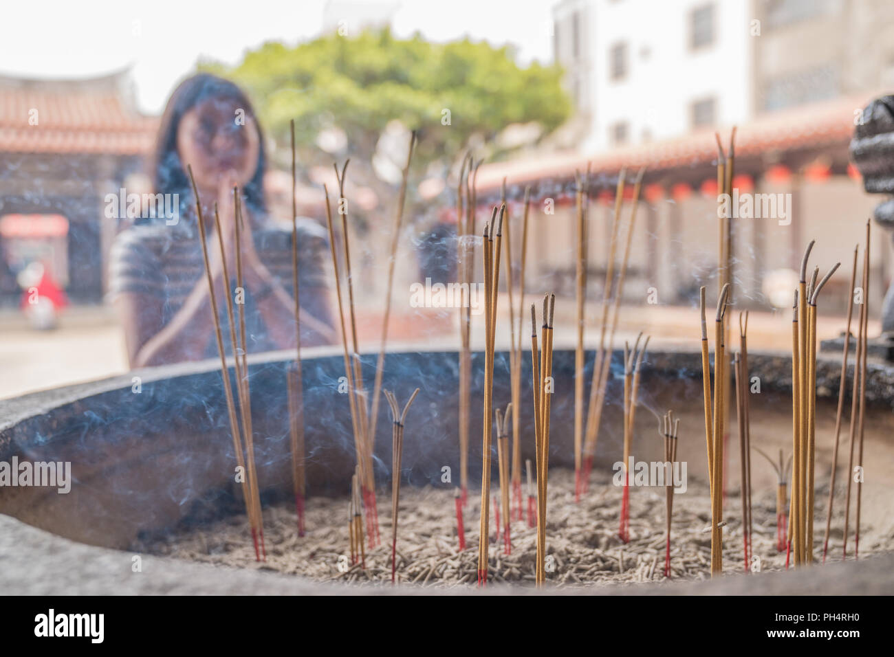 Rituel servant dans le Temple. offrande de l'encens par les visiteurs. Banque D'Images