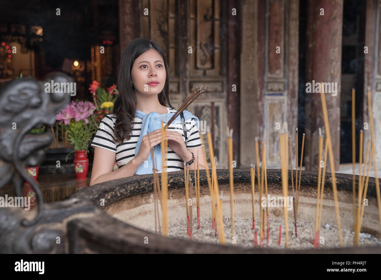 Croyant adorer les dieux de l'Asie. Priant pour un mieux et en bonne santé. Banque D'Images