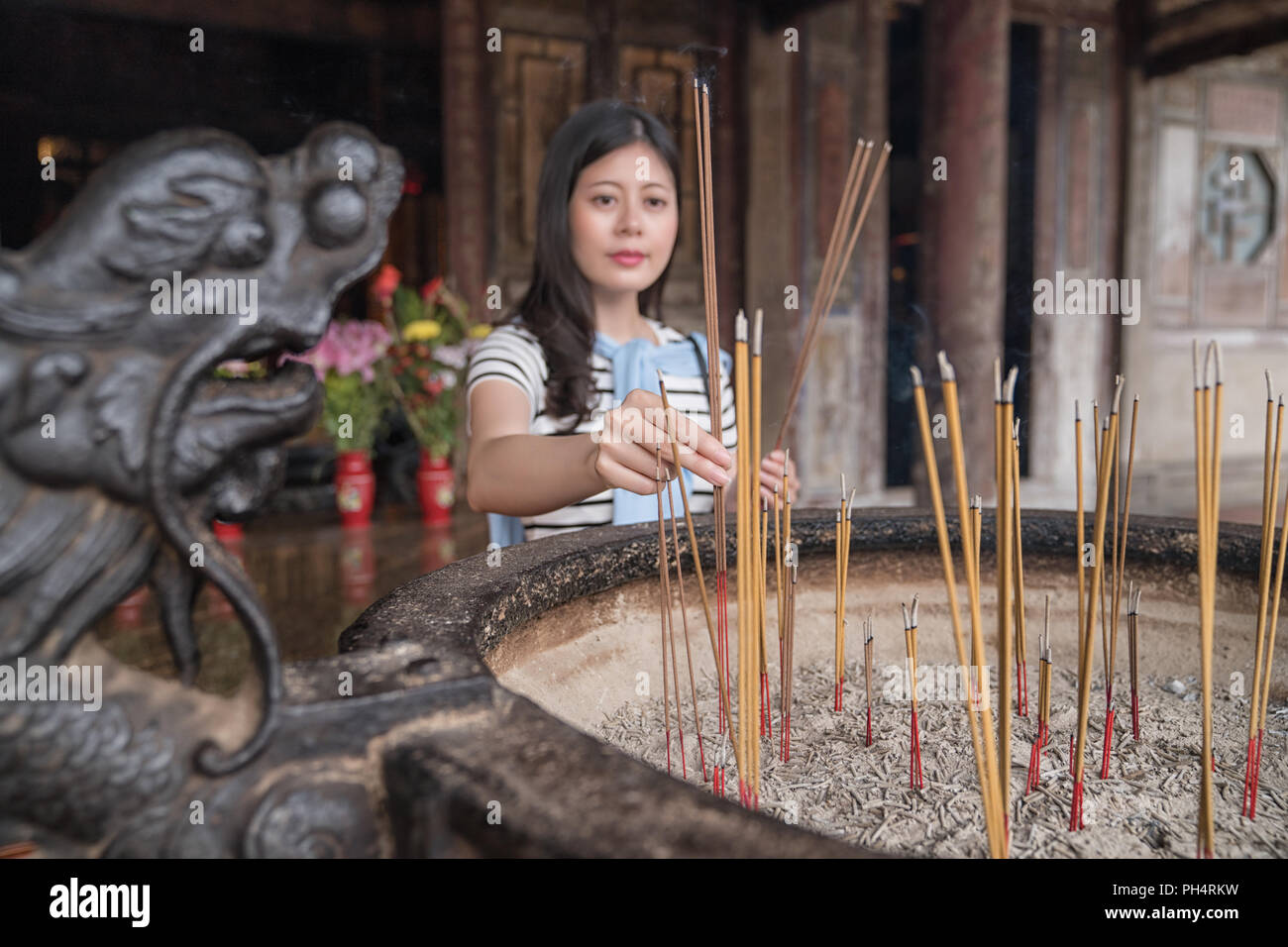 Croyant mettre en encens encensoir. Un rituel traditionnel à temple Banque D'Images