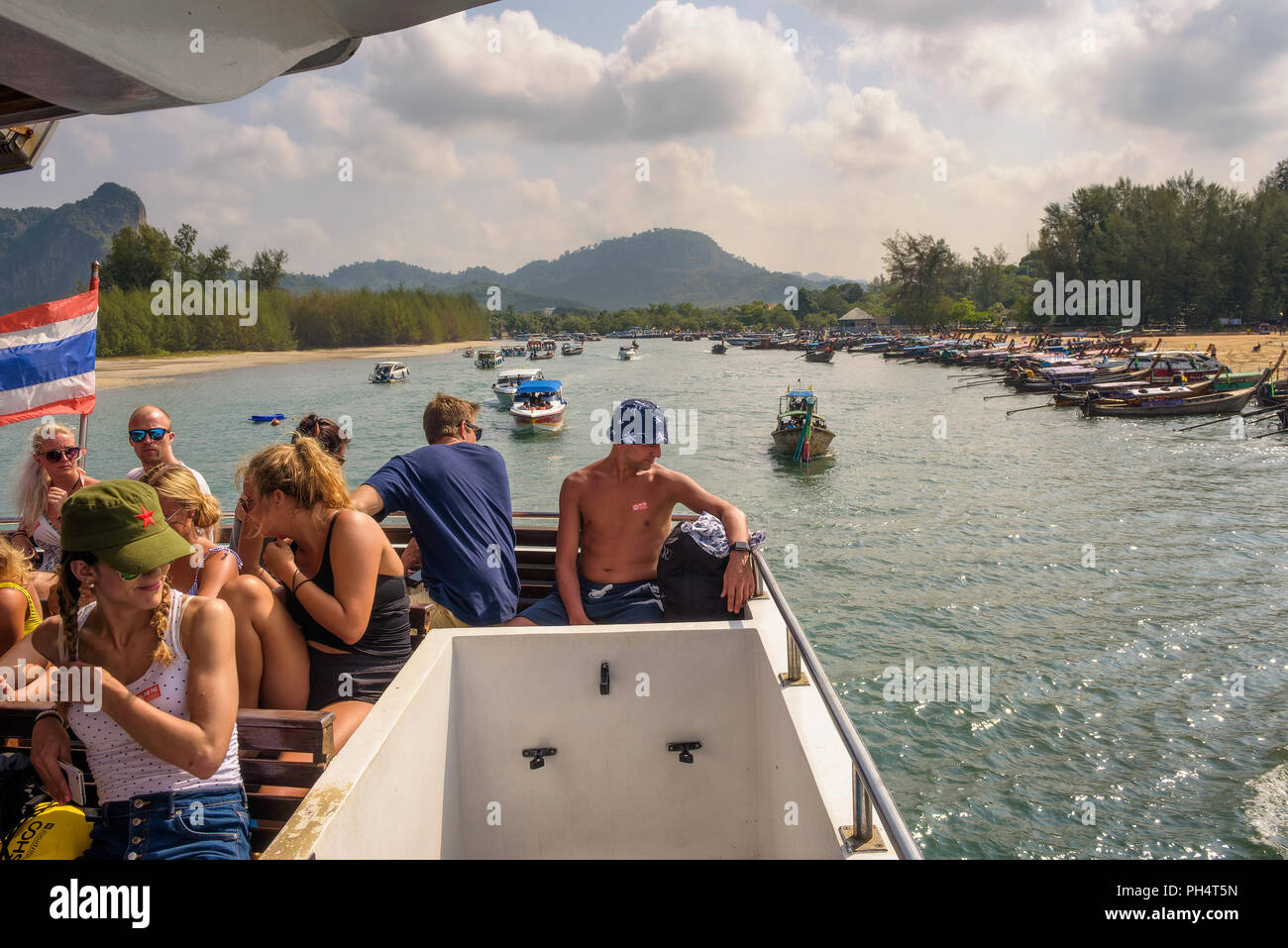 Les touristes sur un bateau quittant le port d'Ao Nang en Thaïlande Banque D'Images