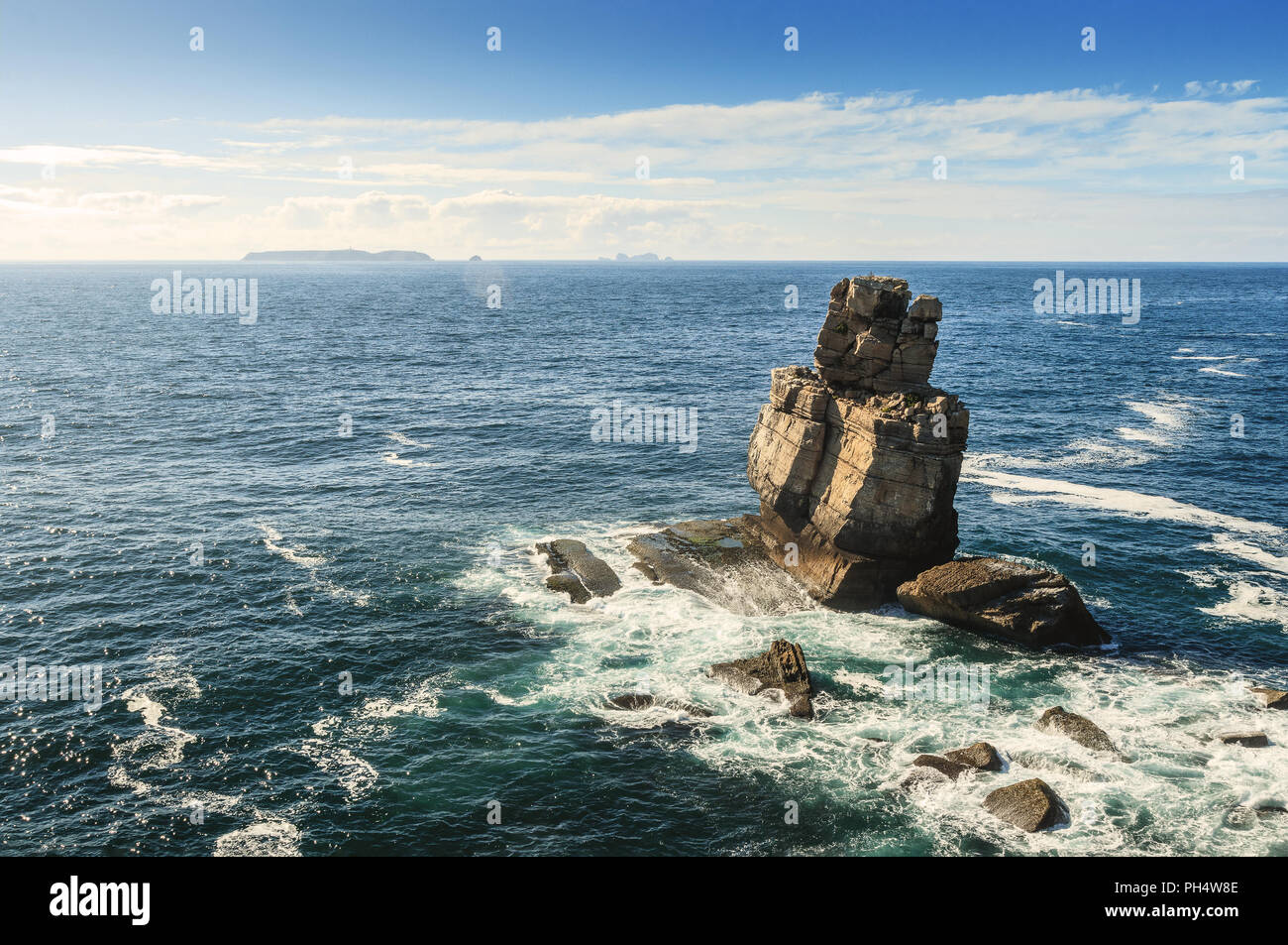 Vue depuis le cap Carvoeiro du rock formation Nau dos Corvos et la mer près de Peniche au Portugal, avec les îles Berlengas en arrière-plan, dans un Banque D'Images