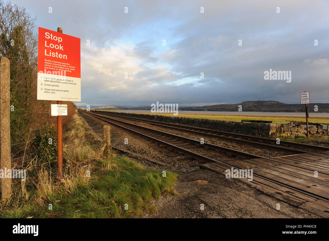 Arrêtez-vous, écoutez les panneaux sur le passage à niveau sans pilote, Grange-over-Sands. Angleterre, Royaume-Uni Banque D'Images